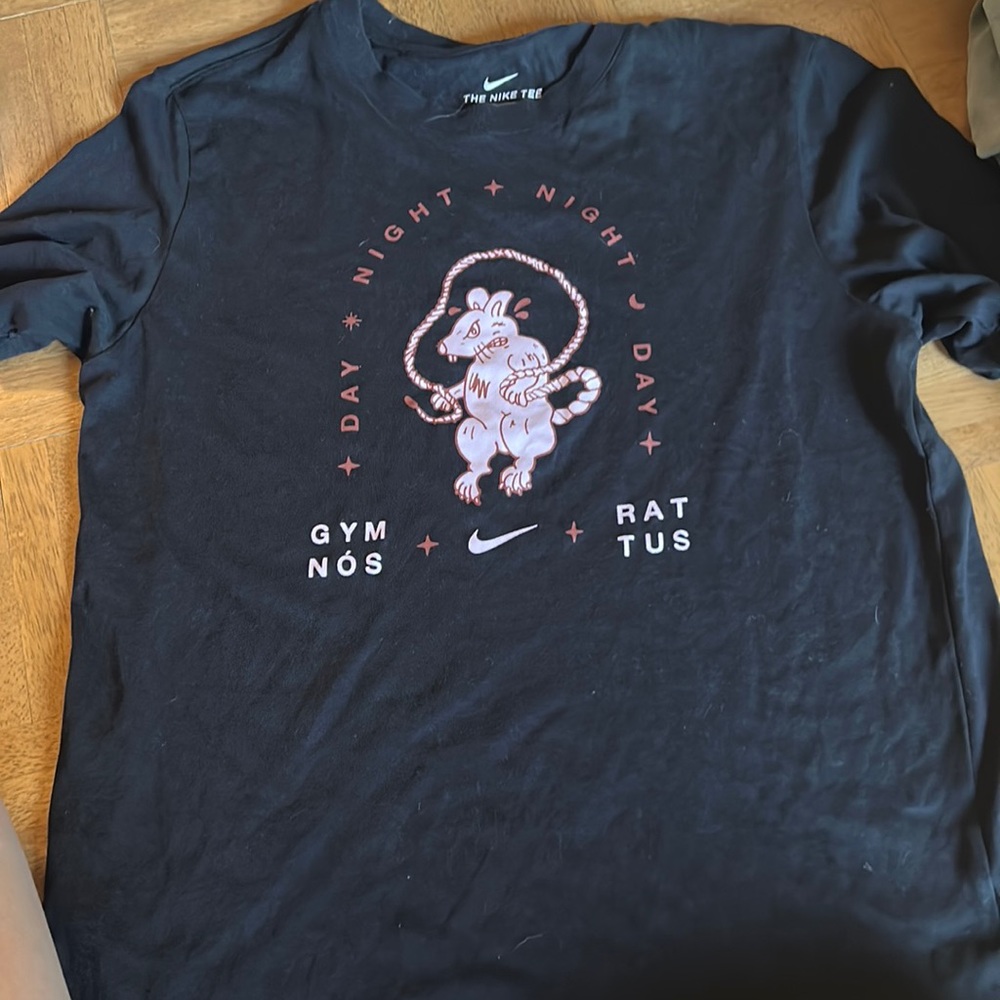 Small Nike women’s tee